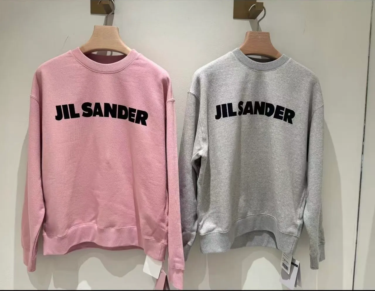 New Arrival 3 colors In Stock❤️‍🔥 J 9891#JIL minimalist style mother-of-pearl logo round neck pullover sweatshirt Royal Blue Pink floral gray S M L size 26 J 9891#18016007